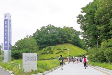 写真：愛知県立大学様 長久手キャンパス南門