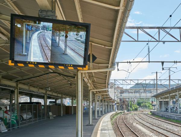 写真：明るい屋外環境でも十分な視認性を確保している（鹿児島駅）