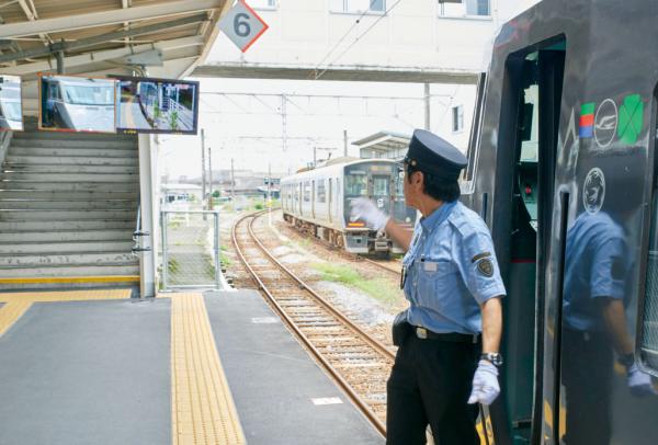 写真：4両編成の特急列車の運転士用のホーム確認用モニターとして、TH-47LFX60Jが導入された（写真：国分駅）